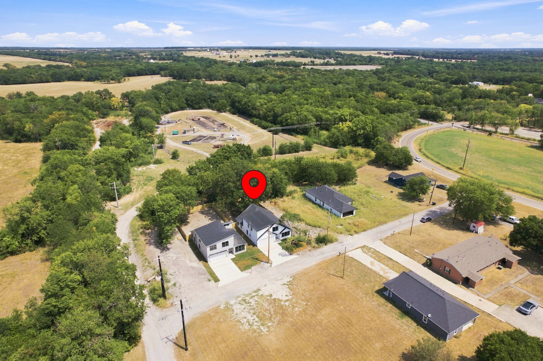 Aerial view of 106 E Miller Street and surrounding neighborhood